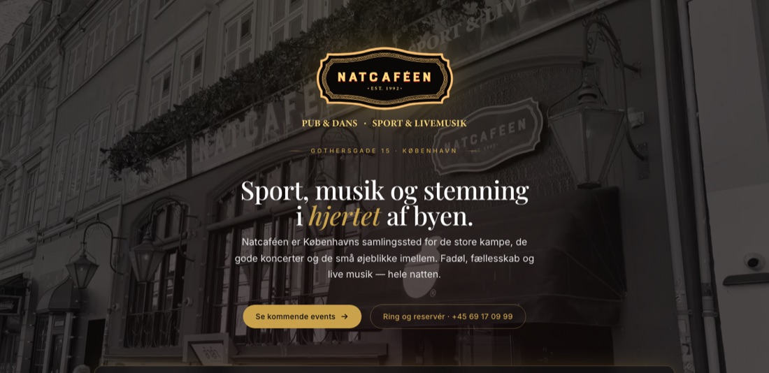 Natcaféens hjemmeside: facade i sort-hvid med logo og eventprogram